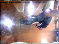 普通の女性・小百合さんがザリガニ・ゴキブリ・魚を踏む サンプル画像2