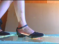 普通の女性・小百合さんが普段着の靴3足でザリガニ・ゴキブリ・魚を踏む！...thumbnai4