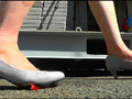 普通の女性・小百合さんが普段着の靴3足でザリガニ・ゴキブリ・魚を踏む！...thumbnai9