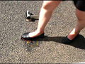 普通の女性・小百合さんが普段着の靴3足でザリガニ・ゴキブリ・魚を踏む！