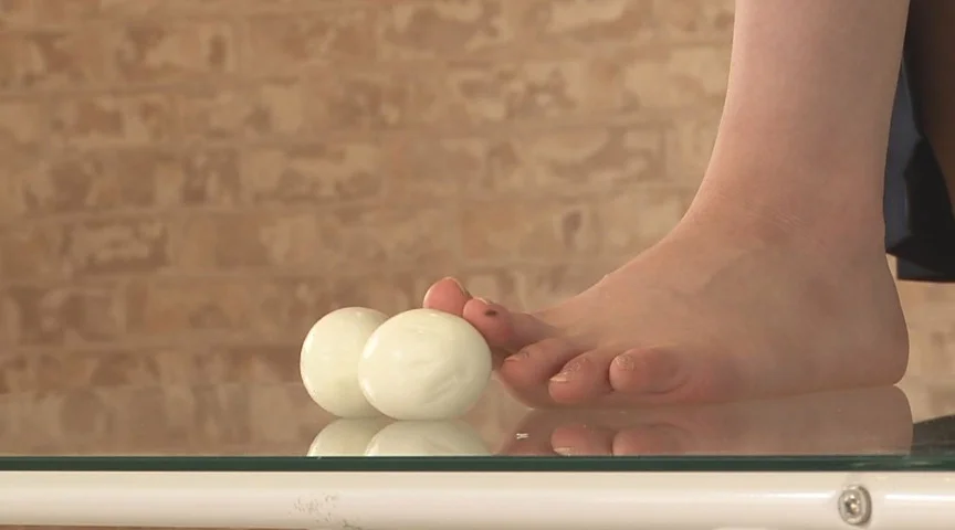 汚い足で仁王立ちで黙々と卵を踏みつぶすJK