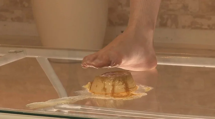 美味しそうなプリンを汚物のように踏みつける小悪魔JK