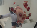 細い体でも体重をかけてブドウを踏み潰すガリガリ女子 サンプル画像2