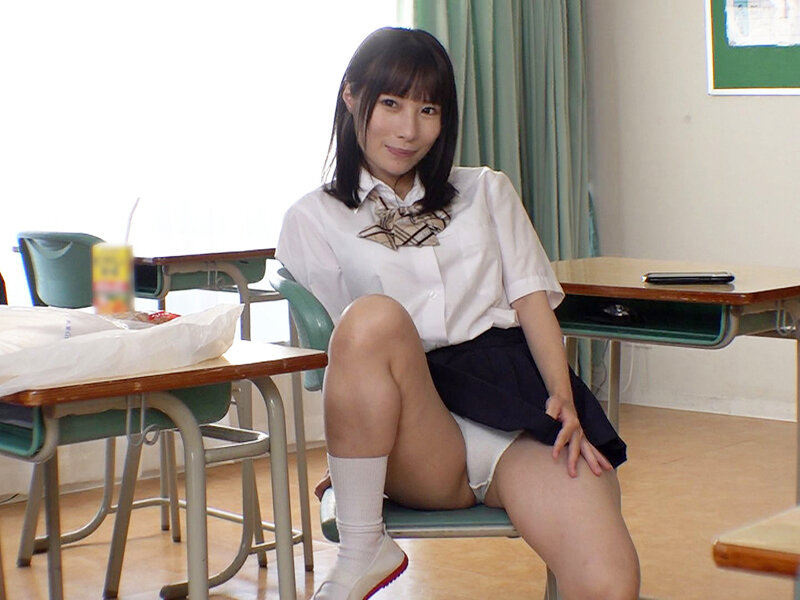 わざとパンティを見せつけて反応を楽しむ小悪魔J系 画像1