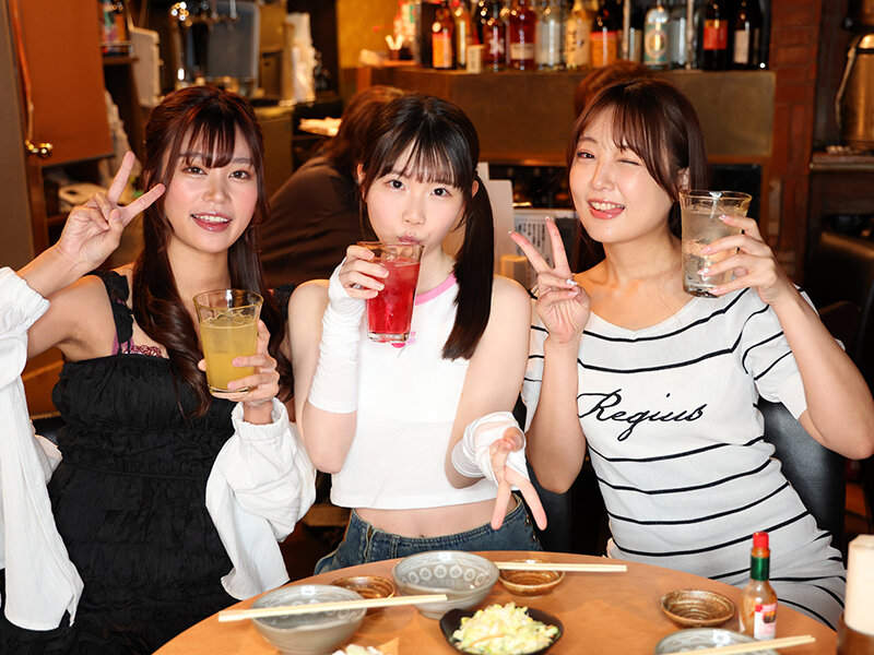飲○！飲尿！飲潮！お酒も体液も飲んでヤリたい放題！！ 画像1