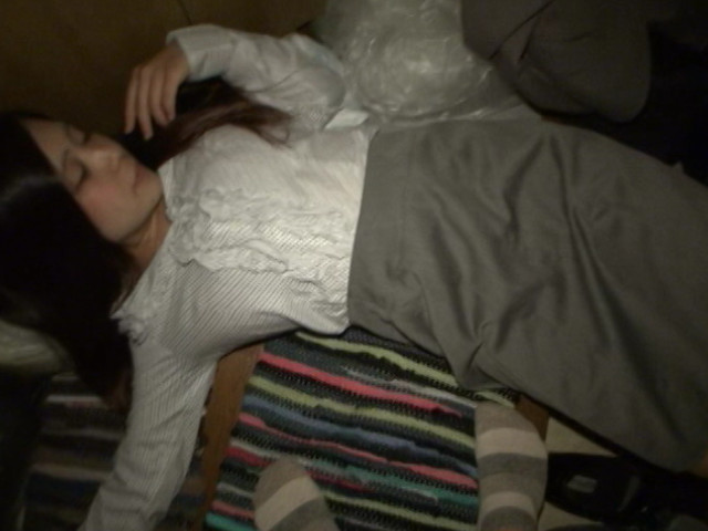 酔っ払って道で寝ていた女を性欲のはけ口に使った。01 | DUGAエロ動画データベース