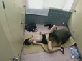駅公衆トイレで強制性交していた公務員男の犯行動画 サンプル画像7