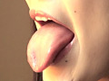 デカ舌美女・小峰みこ 降り注ぐ唾液の雨と濃密鼻フェラ サンプル画像3