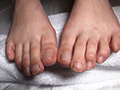 GRAV-193 現役素人女子大生の敏感過ぎる足裏と意外にドSな足責め 無料画像9