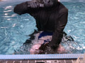 競泳水着で凶悪腹パンチバチボコイラマチオと水中潜水 画像22
