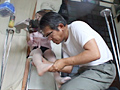[hengenjizai-0020] 高飛車秘書の足置台に使われ喜ぶ変態掃除夫のキャプチャ画像 2