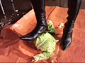 [hengenjizai-0042] ブーツ食べ物踏み潰し 26歳美人薬科大生のキャプチャ画像 10