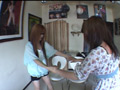 カワイイ新入学女子大生二人が爆笑しながらナマ足踏みまくりのサンプル画像5