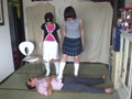 変態教師を女子大生二人の白いブーツが襲う サンプル画像4