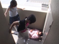 [hengenjizai-0139] 変態教師を女子大生二人の白いブーツが襲うのキャプチャ画像 8