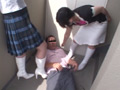 変態教師を女子大生二人の白いブーツが襲う