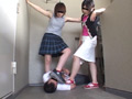 変態教師を女子大生二人の白いブーツが襲う