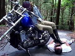【エロ動画】バイクとブーツで徹底的に懲らしめるバイカー女王様Ｓ女・女王様エロ画像