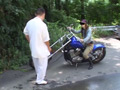 生意気男の愛用バイクとブーツで徹底的に懲らしめるバイカー女王様のサンプル画像1