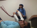 [hengenjizai-0174] ミニスカポリスを盗撮した男への罰は白ブーツ踏みと鞭のキャプチャ画像 10