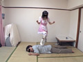 [hengenjizai-0178] オタクをお立ち台にして萌えポーズを決める童顔メイドのキャプチャ画像 3