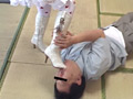 [hengenjizai-0178] オタクをお立ち台にして萌えポーズを決める童顔メイドのキャプチャ画像 5