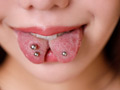 スプリットタン 蛇舌で男を舐め回す変態女 乙葉ゆずき サンプル画像1