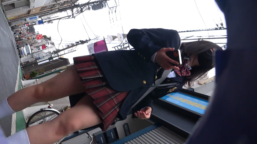 （撮影バレ）電車内でエロいパンティ見せつけるJK