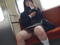 （撮影バレ）電車内でエロいパンティ見せつけるJK