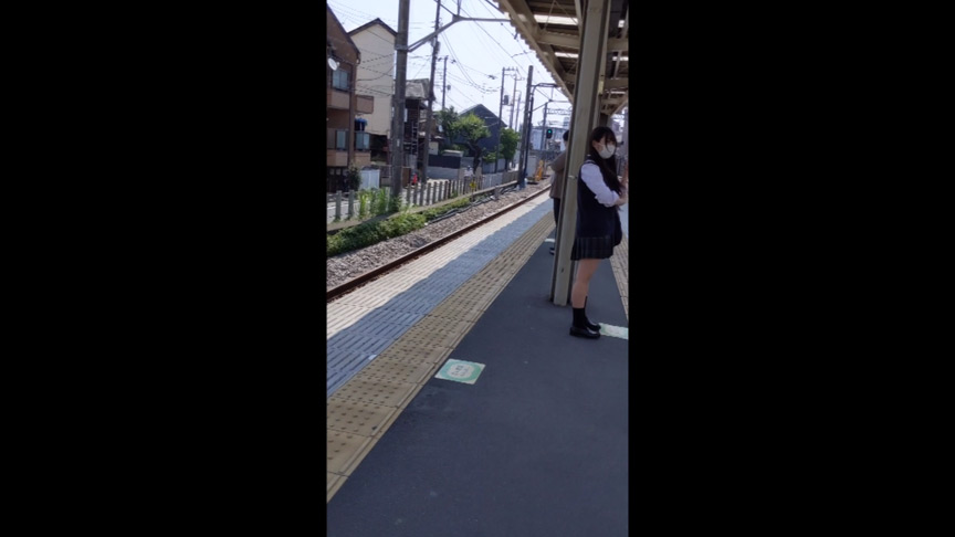 【電車対面】見せつけながらアソコをさわる彼女！！ | DUGAエロ動画データベース