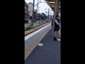 [hshs-0006] 【電車対面】見せつけながらアソコをさわる彼女！！のキャプチャ画像 1