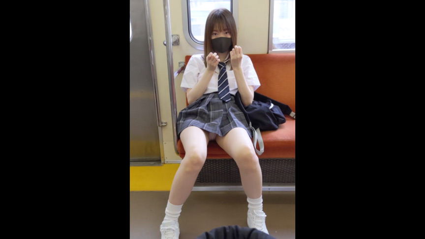 （電車対面）わざとらしく脚を開いてパンチラ挑発するJK 画像5