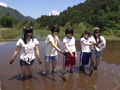 農業体験に来た少女たちに悪戯を繰り返す農夫のわいせつ投稿映像