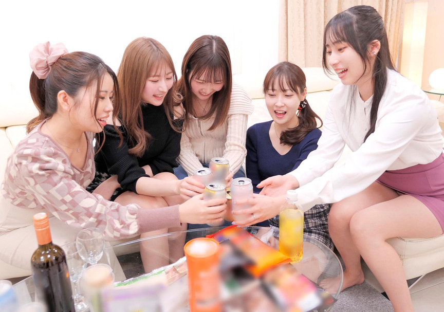 ママ友会していたらレズ王様ゲーム→女王様ゲームに！ 画像1