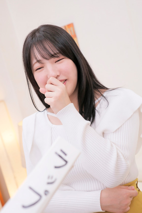 ラップ1枚隔てて男友達チ○ポに素股体験 一色さら 画像1
