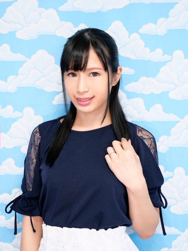 新宿で見つけた心優しい巨乳の人妻さん 中条カノン 画像1