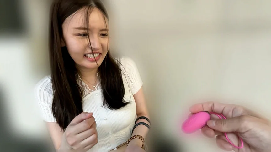 若林ゆりなちゃんとリモバイ散歩！街中で絶頂恥○プレイ