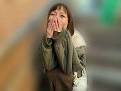 白戸はつみちゃんとリモバイ散歩！街中で絶頂恥○プレイ！