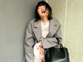 當間みこちゃんとリモバイ散歩！街中で絶頂恥○プレイ！ サンプル画像1