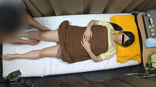 （眠り姫vs整体師）肉棒に飢えた人妻さんに痴漢施術