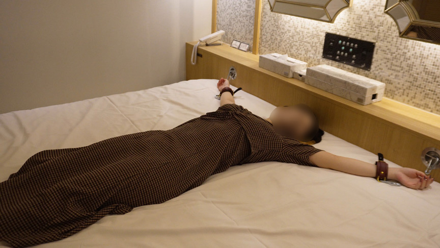 美女をベッドに拘束してくすぐり責め(1) 画像1
