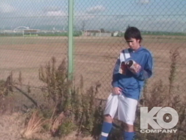 野外運動場で爽やかサッカー部員がオナニー発射！！
