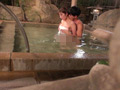 人気の混浴温泉宿で素人カップルをだましてNTRセックス 画像4