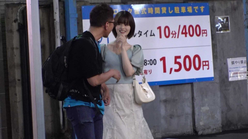 【NTRハメ撮り】彼氏の前で大絶頂する総合職OLの彼女 画像1