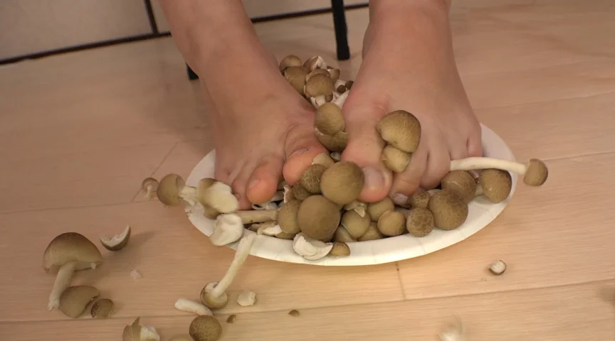 お嬢様校JK かりんちゃんの裸足でスィーツクラッシュ！