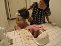 母が娘に強制トイレ掃除のサンプル画像5