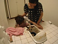 母が娘に強制トイレ掃除のサンプル画像8