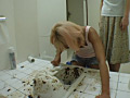 母が娘に強制トイレ掃除のサンプル画像24