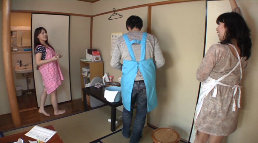 妻が隣に居るのに隠れて義母と合体