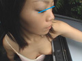超純水チラリズム。わざとチラッ 揺れるノーブラ洗車女 画像17